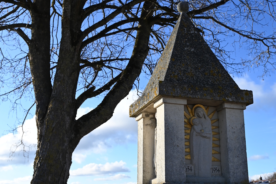Pestsäule mit Darstellung des heiligen Korbinian in Kranzberg.